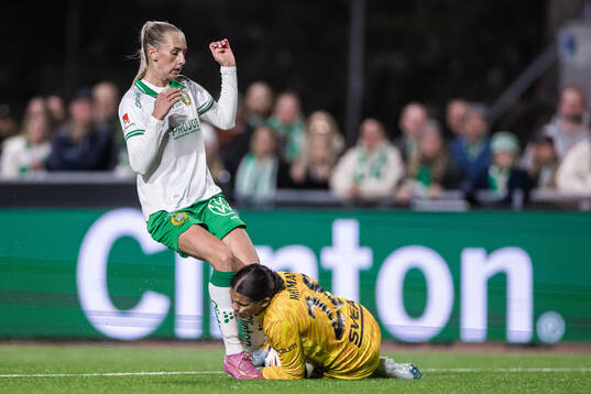 Hammarbys Ellen Wangerheim krockar med AIKs målvakt Jada