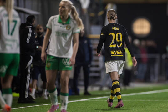 AIKs Matilda Plan tilldelas rött kort och lämnar planen