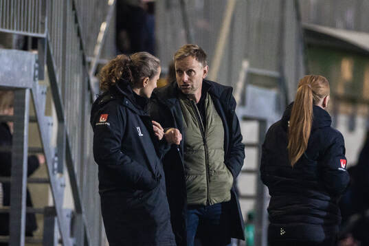 Hammarbys tränare Martin Sjögren i samtal med