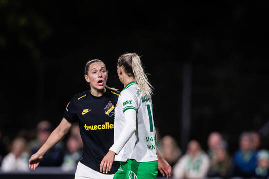 AIKs Jennie Nordin reagerar mot Hammarbys Ellen Wangerheim