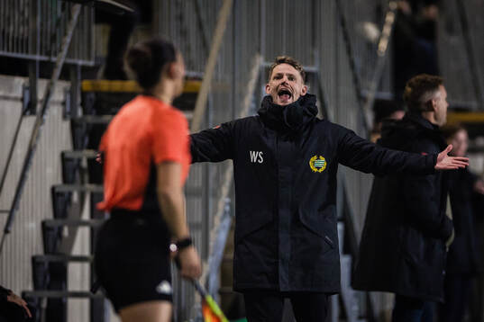 Hammarbys assisterande tränare William Strömberg reagerar