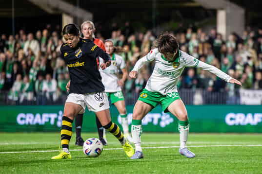 AIKs Haruna Tabata och Hammarbys Asato Miyagawa