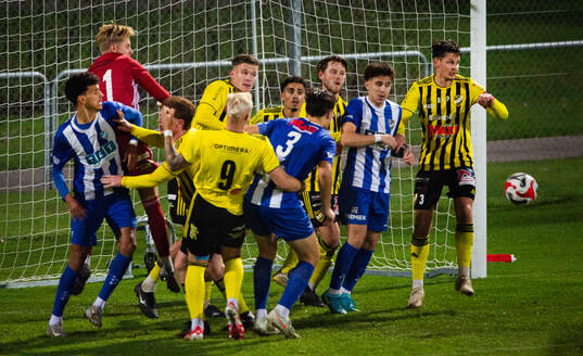 Klungspel vid hörna i matchen i division 2 mellan IFK