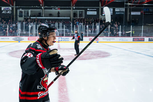 Nybros Tim Lindfors jublar