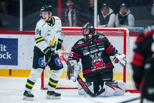 Östersunds Lukas Sagranden och Nybros målvakt Alexander