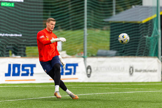 Helsingborgs målvakt Johan Brattberg värmer upp innan