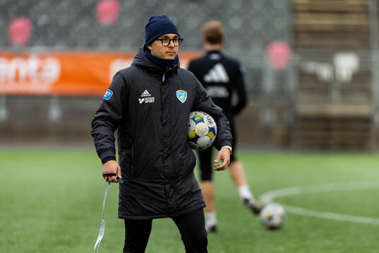 Umeå FCs tränare Jens Sjöström innan fotbollsmatchen i