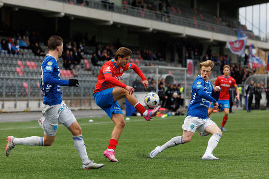 Helsingborgs Wilhelm Loeper i en kamp mot Umeå FCs Tim