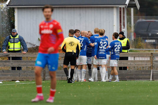 Umeå FCs spelare jublar med Eythor Martin Björgolfsson