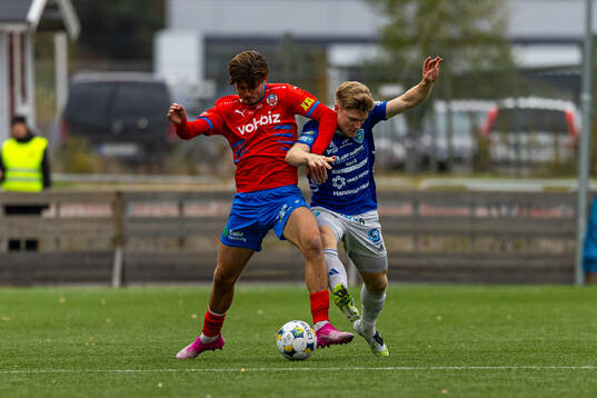 Helsingborgs Wilhelm Loeper och Umeå FCs Tobias Westin i