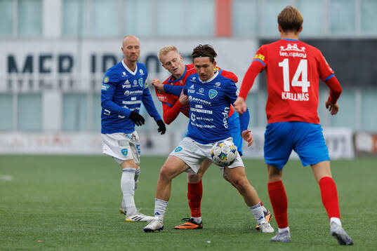 Umeå FCs Daniel Persson och Helsingborgs Oscar Aga