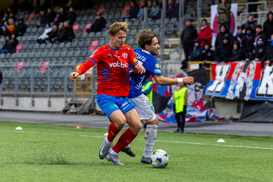 Helsingborgs Lukas Kjellnäs och Umeå FCs Alfredo Martiatu