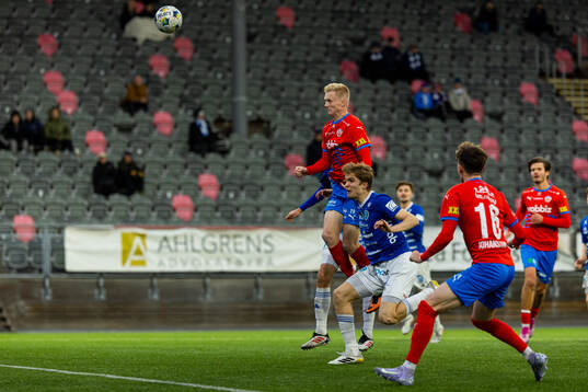 Helsingborgs Oscar Aga nickar bollen