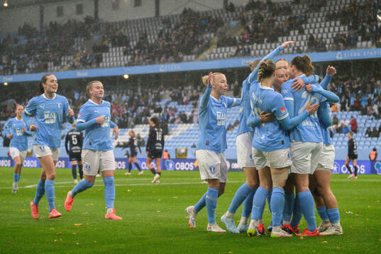 Malmö FFs spelare jublar med Mia Persson