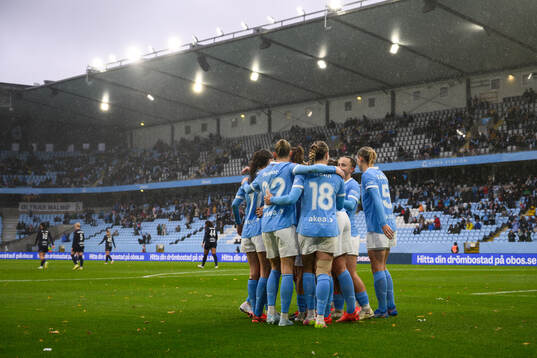 Malmö FFs spelare jublar med Sara Kanutte Sørensen Fornes
