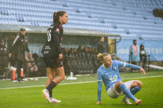 Rosengårds Emilia Pelgander och Malmö FFs Nathalie Hoff