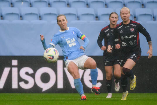 Malmö FFs Mia Persson och Rosengårds Anni Hartikainen