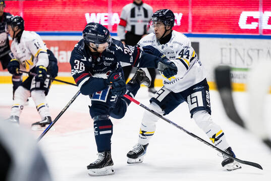 Linköpings Waltteri Ignatjew och HV71s Hugo Fransson