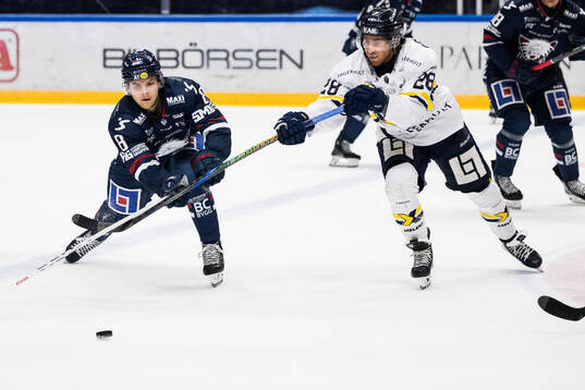 Linköpings Jonathan Myrenberg och HV71s Justin Glenn Kloos