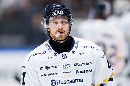 HV71s Riley Woods deppar