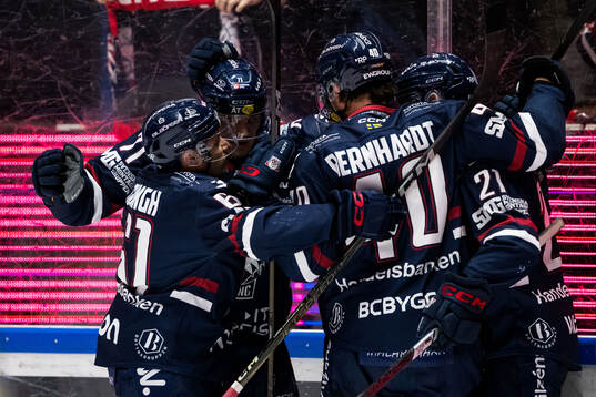 Linköpings Robin Kovacs jublar med lagkamrater