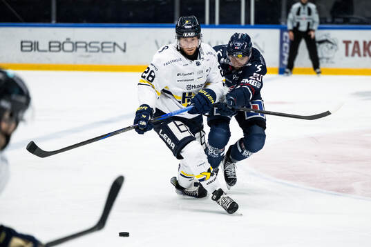 HV71s Justin Glenn Kloos och Linköpings Robin Kovacs
