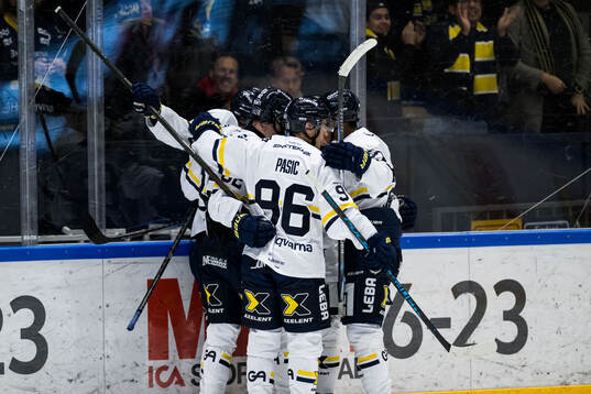 HV71s Lucas Lagerberg jublar med lagkamrater