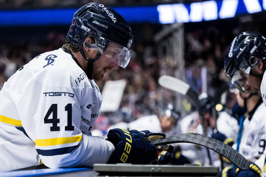 HV71s Riley Woods deppar