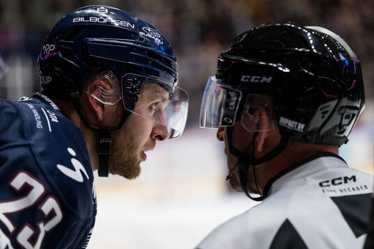 Linköpings Robin Kovacs i samtal med linjedomare Rickard
