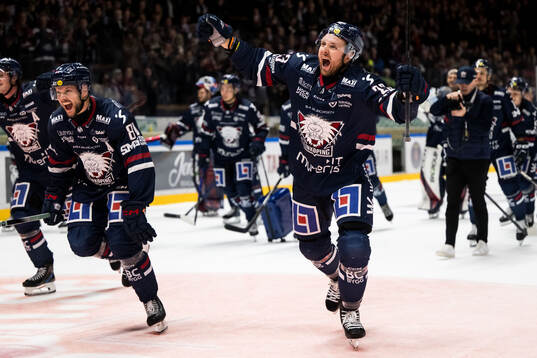 Linköpings Theodor Lennström och Robin Kovacs jublar