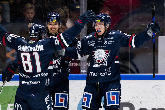 Linköpings Oliver Johansson jublar med Rasmus Rissanen och
