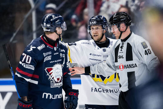 Linköpings Fredrik Karlström, HV71s Olle Alsing och