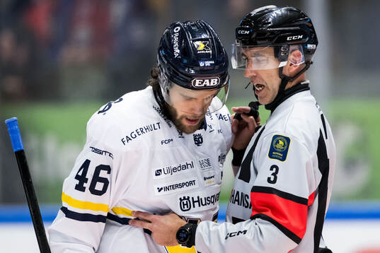 HV71s Joona Luoto i samtal med domare Linus Öhlund