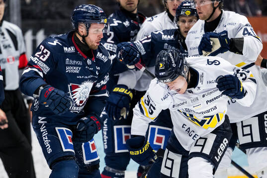 Linköpings Robin Kovacs och HV71s Martin Johnsen