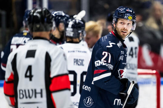 Linköpings Christoffer Ehn reagerar mot domare Marcus Linde