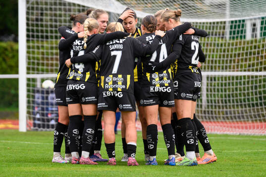 Häckens spelare jublar med målskytt Stine Sandbech