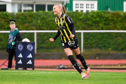 Häckens målskytt Stine Sandbech jublar