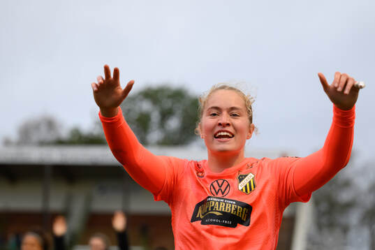 Häckens målvakt Fanney Birkisdottir jublar