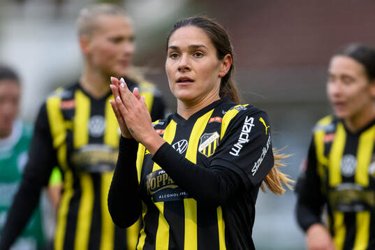 Häckens Tabby Tindell jublar