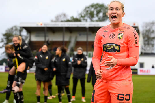 Häckens målvakt Fanney Birkisdottir jublar