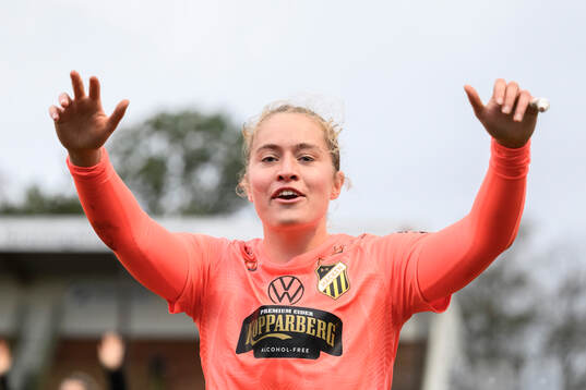 Häckens målvakt Fanney Birkisdottir jublar