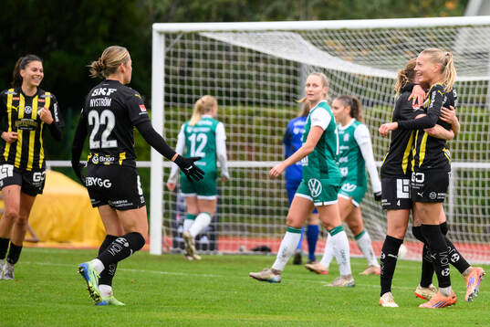Häckens målskytt Stine Sandbech jublar