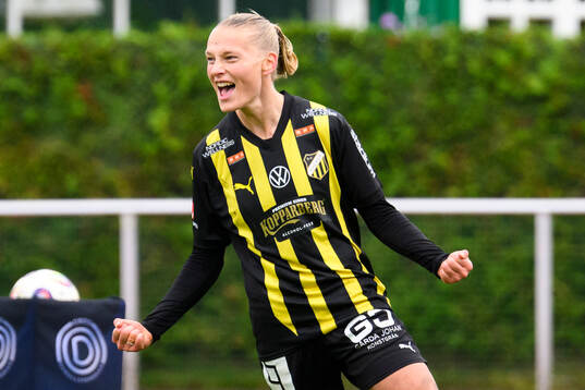 Häckens målskytt Stine Sandbech jublar