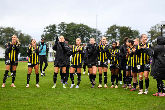 Häckens spelare jublar