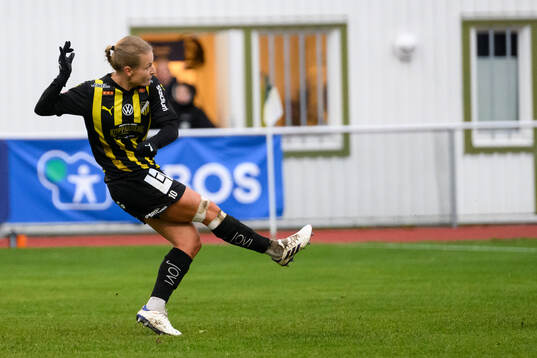 Häckens Anna Anvegård gör 0-2