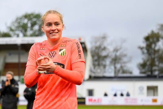 Häckens målvakt Fanney Birkisdottir jublar