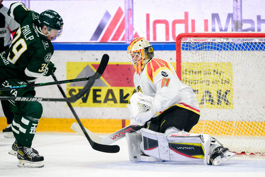 Färjestads Luke Philp och Brynäs målvakt Collin Delia