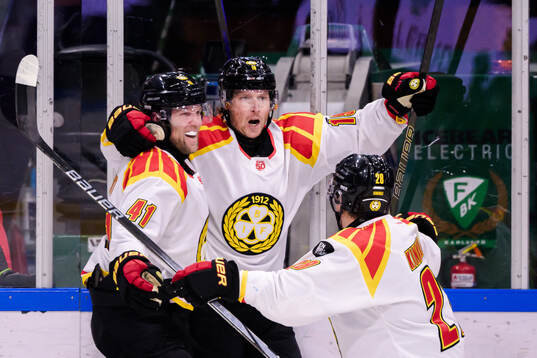 Brynäs Greg Scott och Nicklas Bäckström jublar