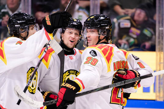 Brynäs Linus Ölund och Axel Andersson jublar