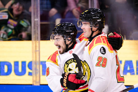 Brynäs Bobby Trivigno och Axel Andersson jublar